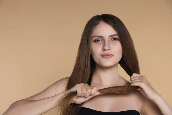 Young Woman Strong Healthy Hair Beige Background — Fotografia de Stock