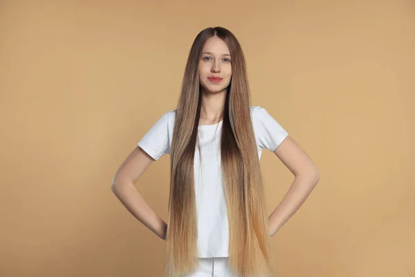 十代の女の子とともに強いです健康な髪上のベージュの背景 — ストック写真