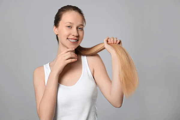 Chica Adolescente Con Cabello Fuerte Saludable Sobre Fondo Gris Claro —  Fotos de Stock