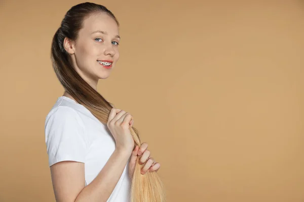 Chica Adolescente Con Cabello Fuerte Saludable Sobre Fondo Beige Espacio — Foto de Stock