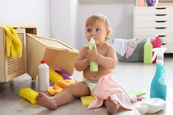 Lindo Bebé Jugando Con Botella Detergente Suelo Casa Situación Peligrosa — Foto de Stock
