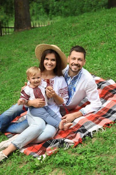 Happy Family Ukrainian National Clothes Green Grass Outdoors — Fotografia de Stock