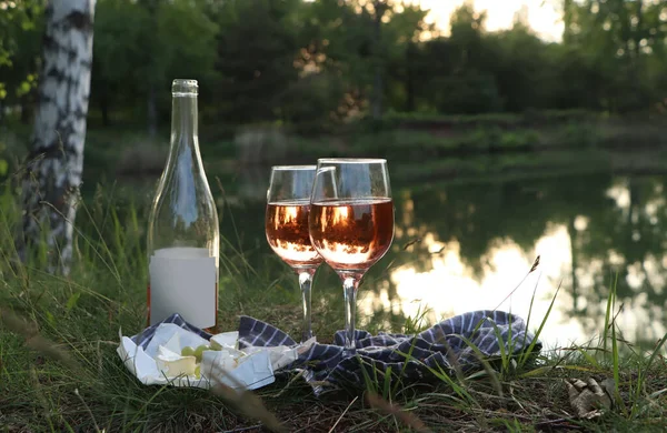 Delicious Rose Wine Cheese Grapes Picnic Blanket Lake — Stock fotografie