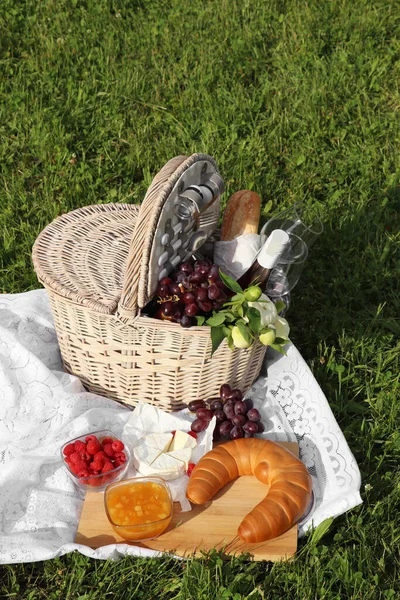 Picnic Blanket Tasty Food Flowers Basket Cider Green Grass Outdoors — Foto Stock