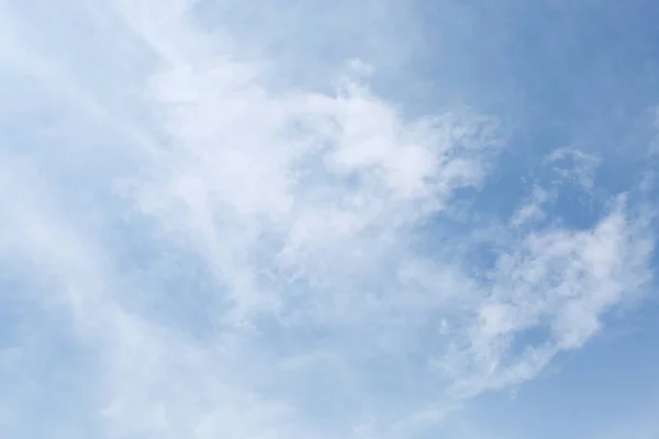 Malerischer Blick Auf Den Schönen Blauen Himmel Mit Flauschigen Wolken — Stockfoto