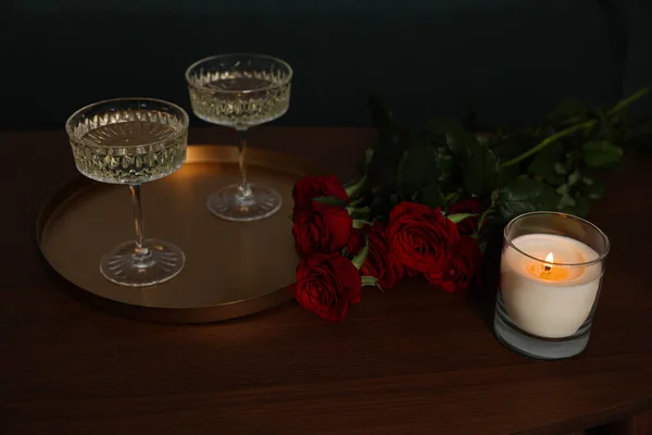 Yanan Mum Şarap Bardakları Ahşap Masada Güzel Kırmızı Güller — Stok fotoğraf