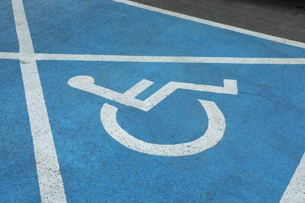 Symbol Wózka Inwalidzkiego Drodze Asfaltowej Zezwolenie Parkowanie Dla Niepełnosprawnych — Zdjęcie stockowe