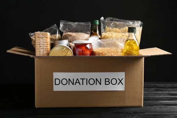 Коробка Пожертвований Едой Черном Деревянном Столе — стоковое фото