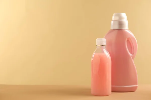 Verschillende Flessen Met Wasmiddelen Beige Achtergrond Ruimte Voor Tekst — Stockfoto