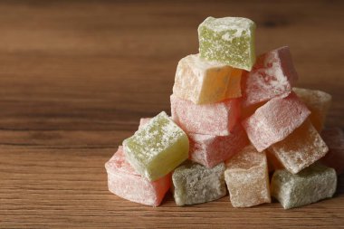 Ahşap masada Türk lokumu tatlısı, yakın plan. Metin için boşluk