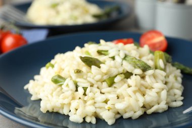 Tabakta kuşkonmaz olan leziz risotto, yakın plan.