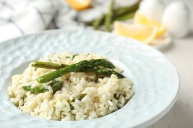 Tabakta kuşkonmaz olan leziz risotto, yakın plan.