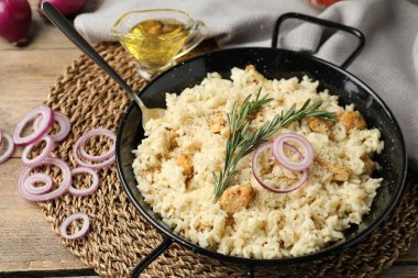 Tahta masada servis edilen lezzetli tavuklu risotto.