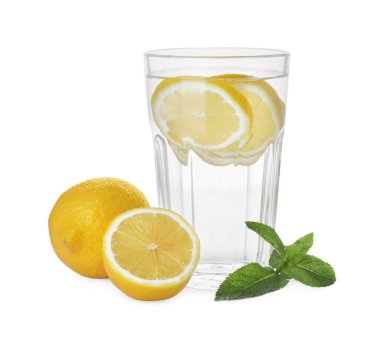 Sulu bardak, dilimlenmiş limon ve beyaz zemin üzerinde nane.