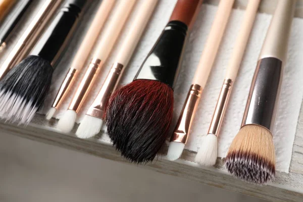 Set Différentes Brosses Maquillage Séchant Après Nettoyage Sur Table Gros — Photo