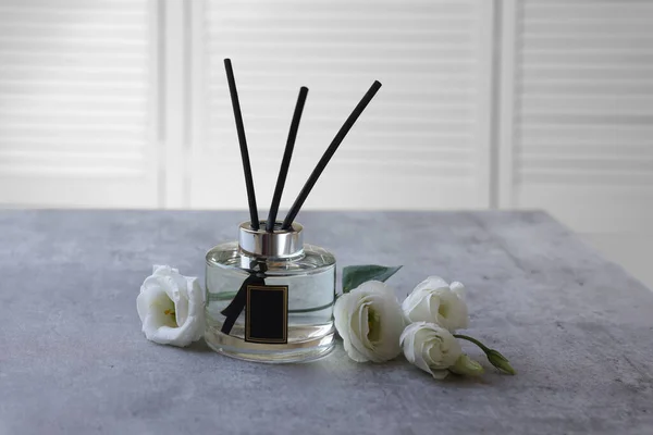 Reed Diffuser Και Ευστόμα Λουλούδια Γκρι Μαρμάρινο Τραπέζι — Φωτογραφία Αρχείου