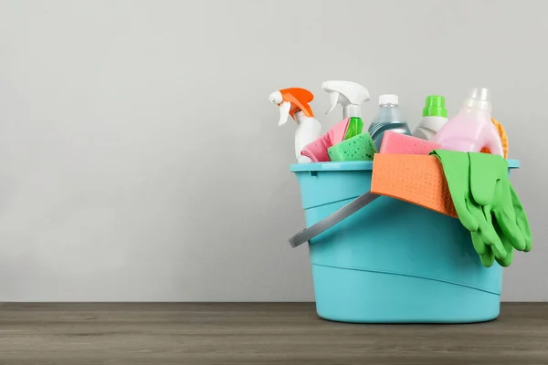 Cubo Azul Claro Con Productos Limpieza Mesa Madera Espacio Para — Foto de Stock