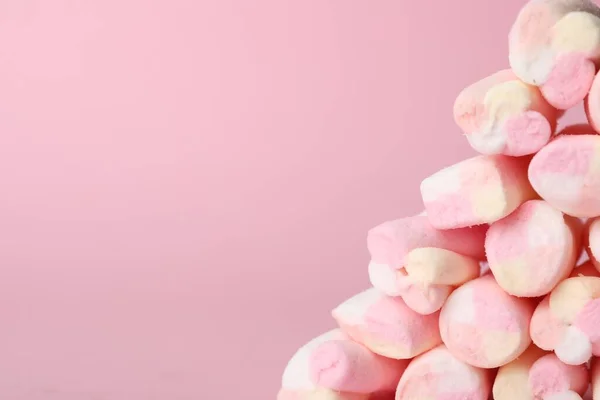 Pilha Marshmallows Saborosos Fundo Rosa Close Espaço Para Texto — Fotografia de Stock