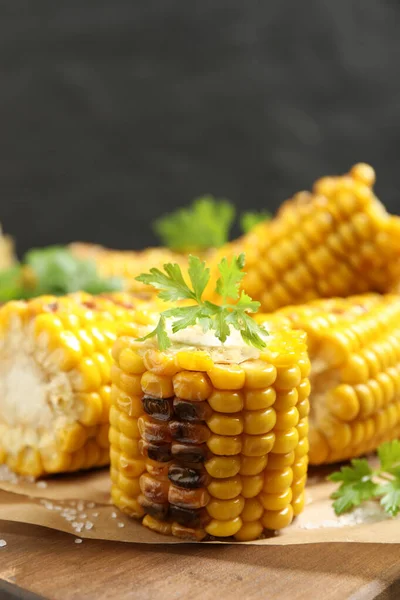 Delicious Grilled Corn Cobs Wooden Table Closeup — Stock Photo, Image