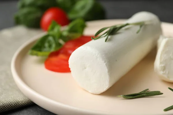 Delizioso Formaggio Capra Con Rosmarino Sul Piatto Primo Piano — Foto Stock