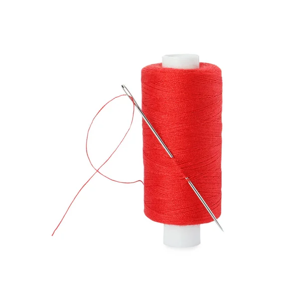 白に隔離された針で赤い縫製糸のスプール — ストック写真