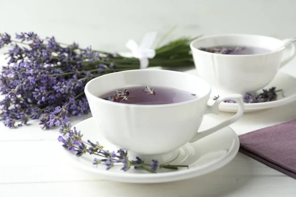 Friss Finom Tea Levendulával Gyönyörű Virágokkal Fehér Asztalon — Stock Fotó