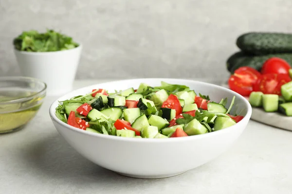Salada Deliciosa Com Pepinos Tomates Sementes Gergelim Tigela Mesa Leve — Fotografia de Stock