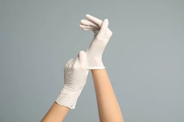 Γιατρός Φορώντας Ιατρικά Γάντια Γκρι Φόντο Κοντινό Πλάνο — Φωτογραφία Αρχείου