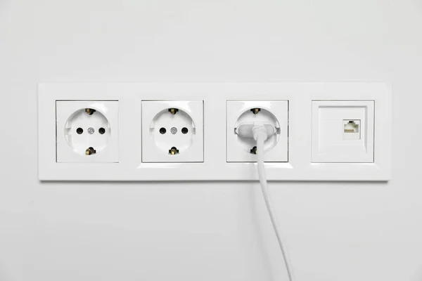 白色墙上插有插头的电源插座 电力供应 — 图库照片