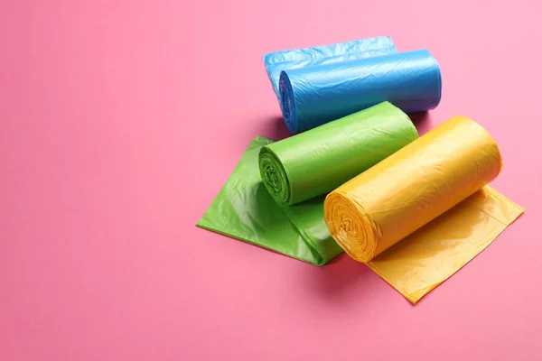 Rollos Diferentes Bolsas Basura Sobre Fondo Rosa Espacio Para Texto — Foto de Stock