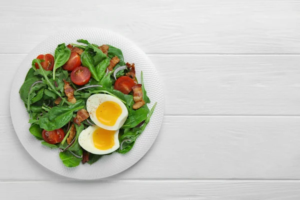 Köstlicher Salat Mit Gekochtem Speck Und Tomaten Auf Weißem Holztisch — Stockfoto