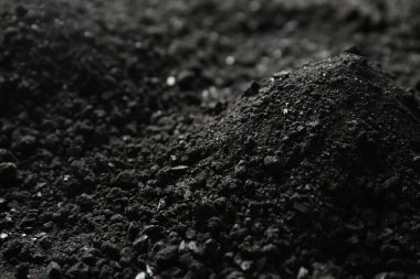Arkaplan olarak siyah kömür, yakın plan. Mineral yatakları