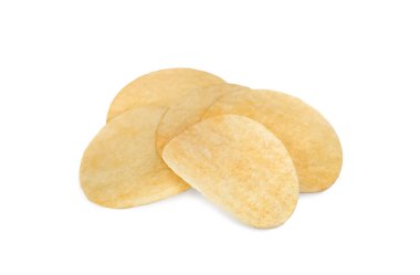 Beyaz arka planda bir yığın lezzetli patates cipsi.