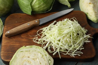 Tahtada doğranmış lahana, yakın plan.