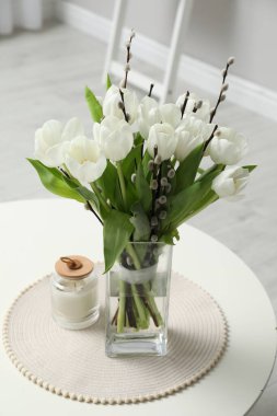 Güzel bir söğüt ağacı buketi ve vazo içinde laleler.