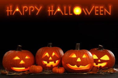 Mutlu Cadılar Bayramı. Karanlıkta masasında parlayan Jack O 'Lantern