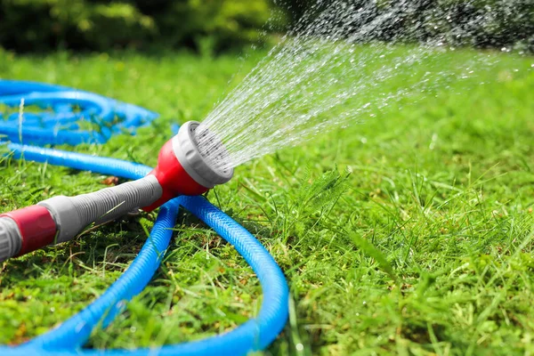 Air Penyemprotan Dari Selang Pada Rumput Hijau Luar Ruangan Closeup — Stok Foto