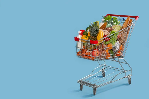 Bevásárlókocsi Tele Élelmiszerekkel Világoskék Háttérrel Szöveg Helye — Stock Fotó