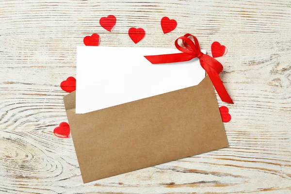 Blanko Karte Umschlag Und Rote Herzen Auf Weißem Holzgrund Flache — Stockfoto
