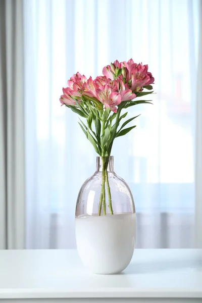 Vase Avec Belles Fleurs Alstroemeria Sur Table Près Fenêtre Intérieur — Photo