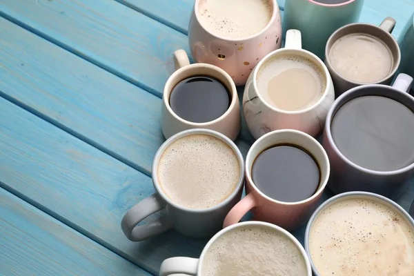 Muitas Xícaras Diferentes Bebidas Café Mesa Madeira Azul Claro Vista — Fotografia de Stock