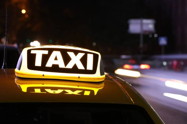 Taxiwagen Mit Gelbem Schild Nachts Auf Der Stadtstraße — Stockfoto