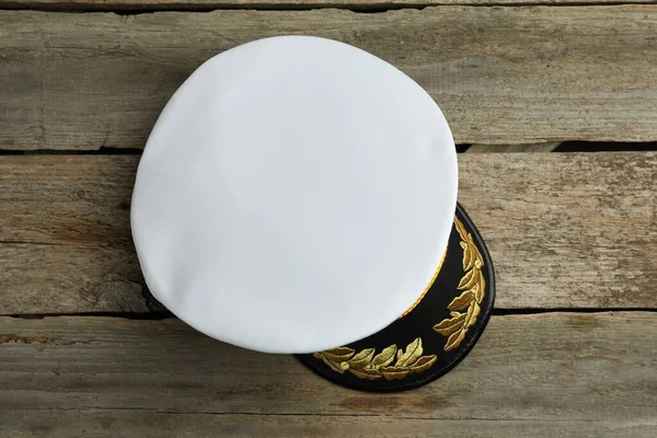 Peaked Cap Mit Zubehör Auf Holzhintergrund Draufsicht — Stockfoto