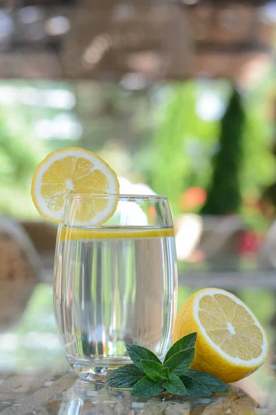 Acqua Rinfrescante Con Limone Menta Sul Tavolo Vetro Nel Caffè — Foto Stock