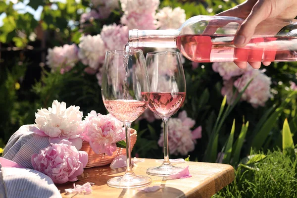 Женщина Наливает Розовое Вино Бокал Столом Саду Крупным Планом — стоковое фото