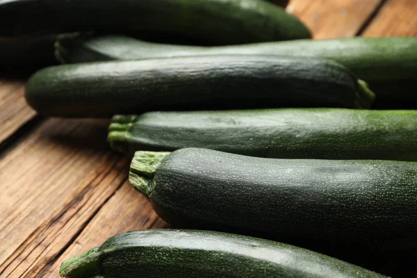 Grüne Reife Zucchinis Auf Holztisch Nahaufnahme — Stockfoto