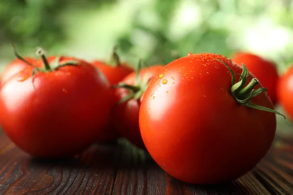 Frische Reife Tomaten Auf Holztisch Nahaufnahme — Stockfoto