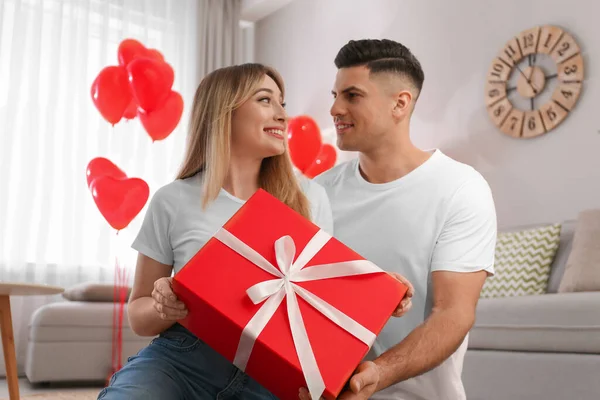 Mann Überreicht Seiner Freundin Ein Geschenk Einem Mit Herzförmigen Luftballons — Stockfoto