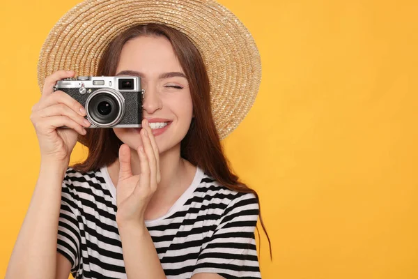 Jonge Vrouw Met Camera Fotograferen Gele Achtergrond Ruimte Voor Tekst — Stockfoto