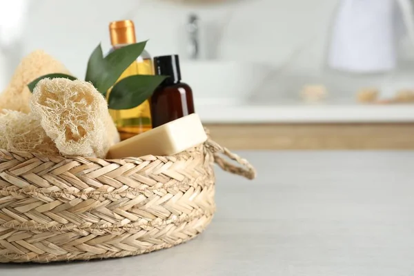 Éponges Loofah Naturelles Dans Panier Osier Sur Table Intérieur Espace — Photo